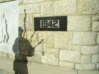 '1942' war memorial plaque at base of Church Steps. 