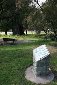 The memorial of the Fort Arthur Ramparts, a stone monument with plaque on grave